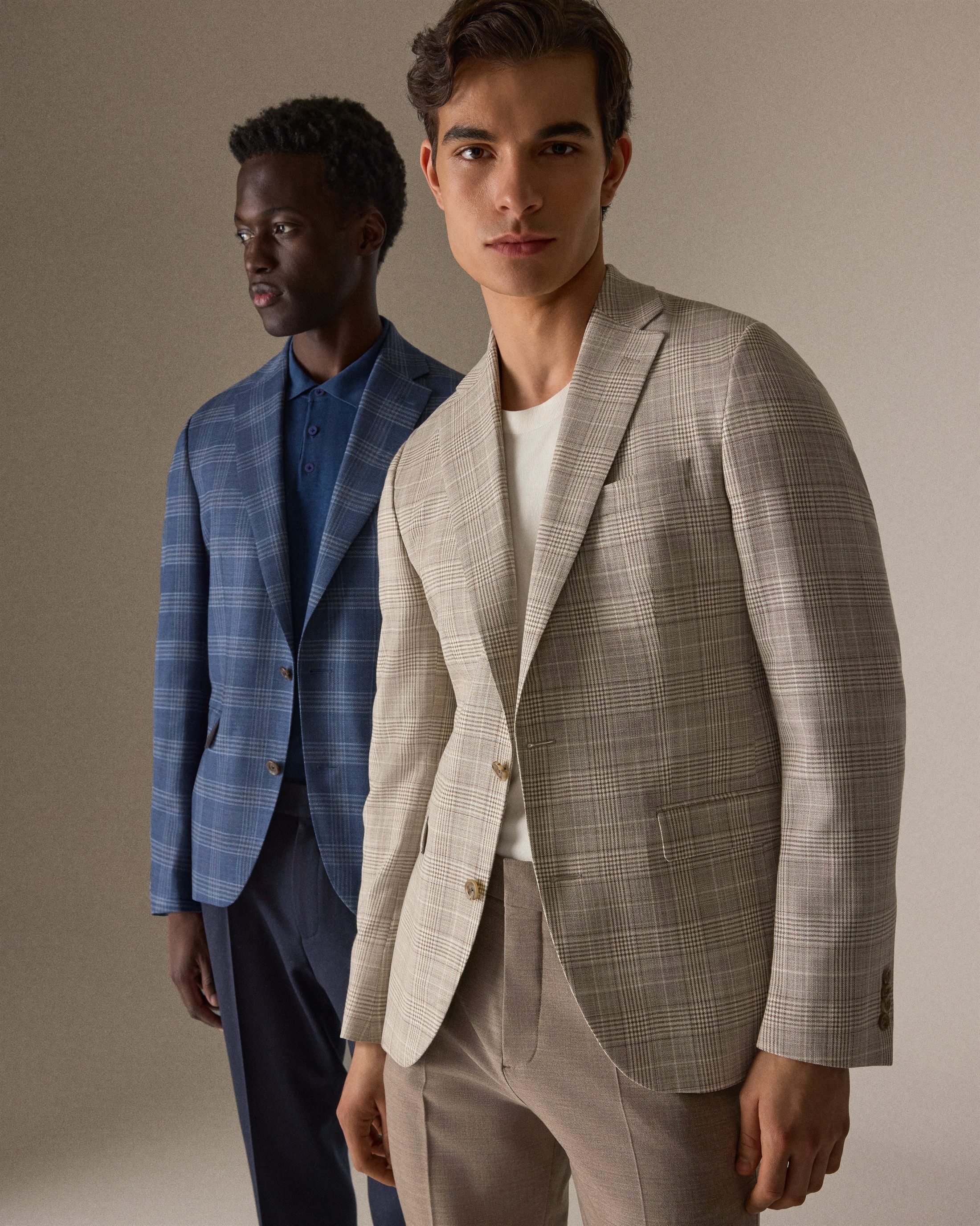 Deux mannequins portant des vestons à carreaux bleu et beige